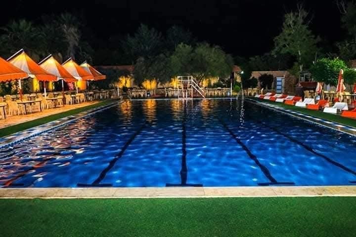 مسبح ومطعم رويال لاند 3